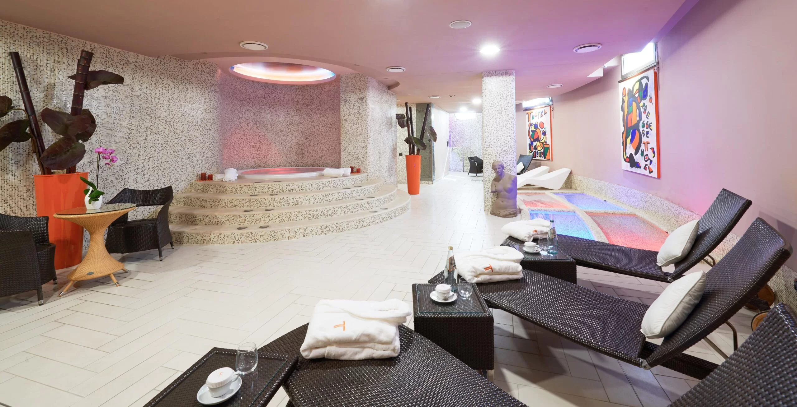 Centro benessere con vasca idromassaggio e luci soffuse