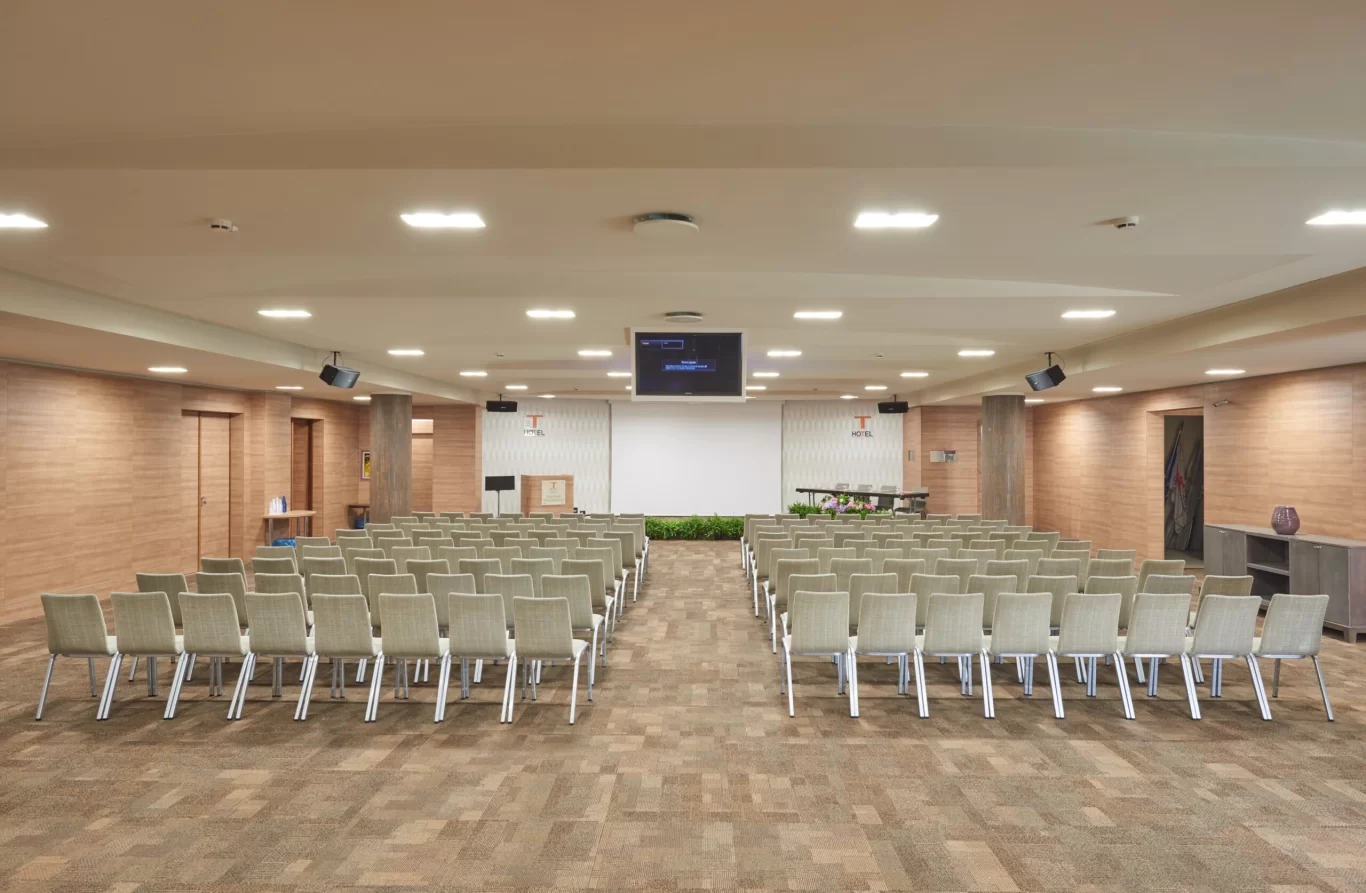Sala meeting professionale con sedie, tavolo e proiettore